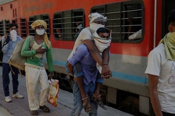 Indian Migrant workers protest to bring them to their states