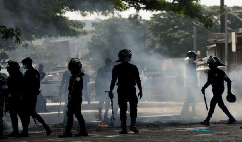 Police let armed men quell protests in Cote D’Ivoire