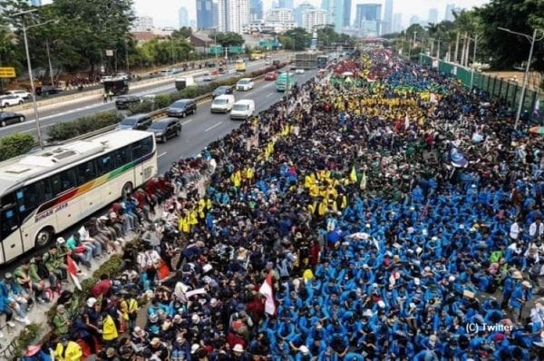 protests against 'omnibus' labour law