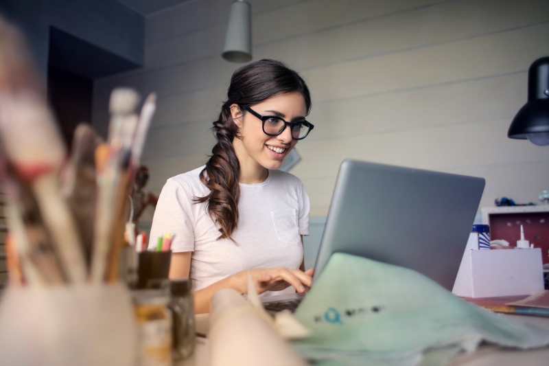 5 online jobs for students that can turn into a career