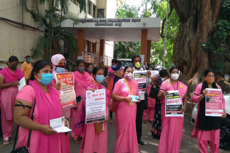asha workers march to assembly demanding an increase in minimum wages