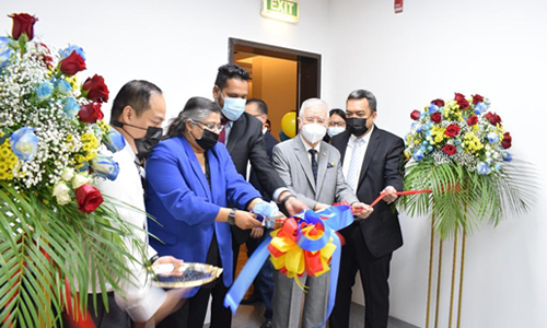 ambassador of the philippines to qatar h e alan l timbayan inaugurating parc in doha qatar