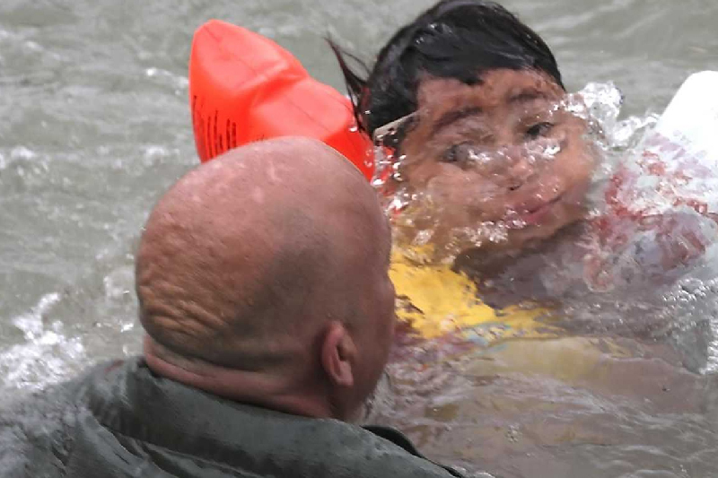 US border patrol rescues migrants from overturned raft in Rio Grande