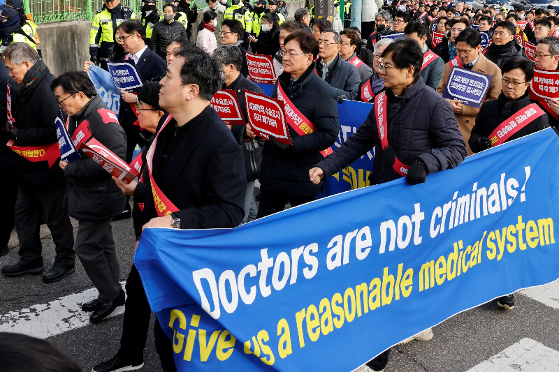 In a move illustrating its immovable position, the South Korean government late on Friday freely issued a rigid order to 13 doctors