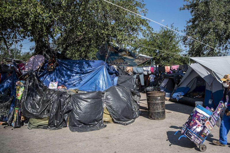 chicago offers warming buses to migrants; what to expect