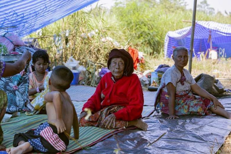 despite fear of arrest, migrants from myanmar choose to flee to thailand