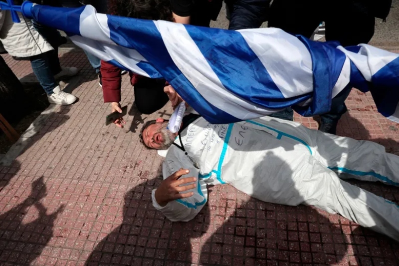 hospital workers violent clash with security officials in greece