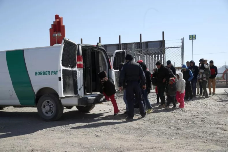 Mexican government begins search for a deserted migrant kids family