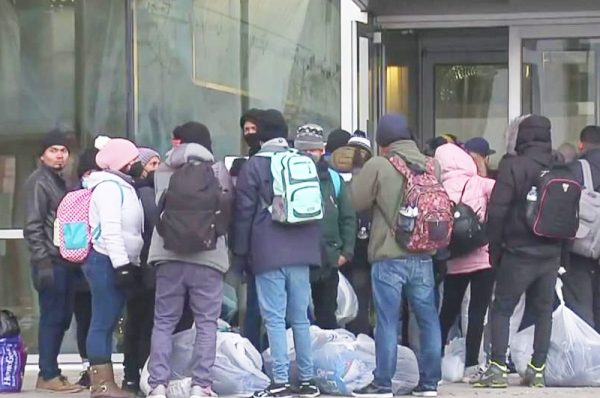 migrant crisis hundreds of migrants move to denver in less than 24 hours