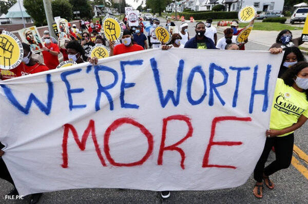 more than 10,000 workers protest in us demanding fair pay and healthcare provision