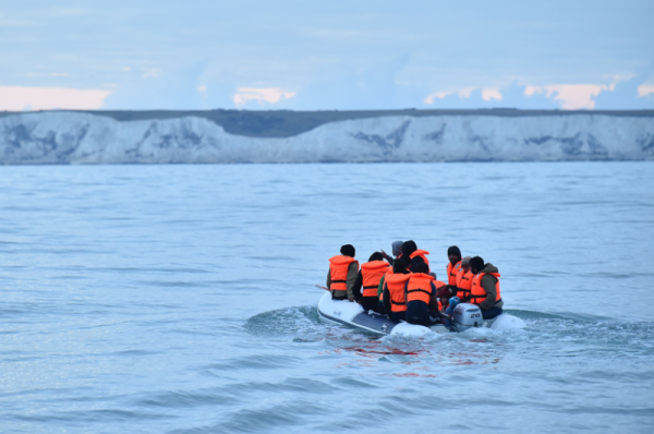 over 1,700 migrants attempt channel crossing in small boats last week