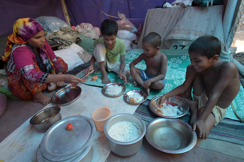rohingya refugees face worsening conditions as food rations decrease