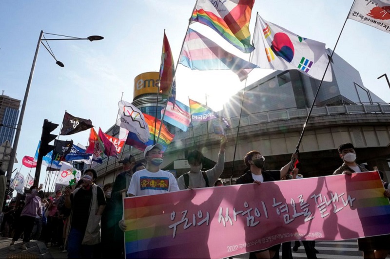 south korean city officials clash with police at protest against lgbtq festival
