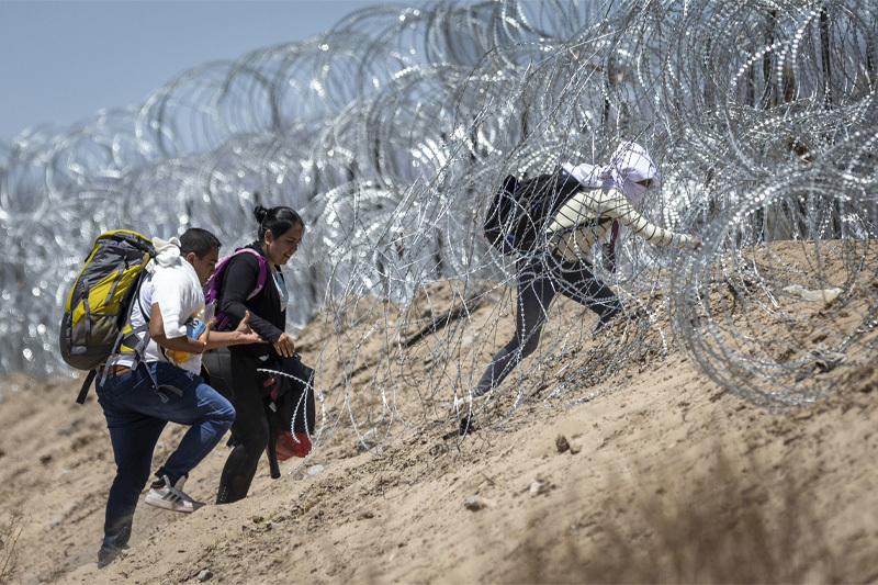 Texas Lawmakers Vote To Allow Local Police Arrest Migrants