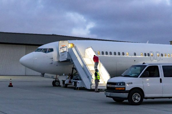 texas flies 120 migrants to chicago; johnson says texas governor ‘creates chaos’