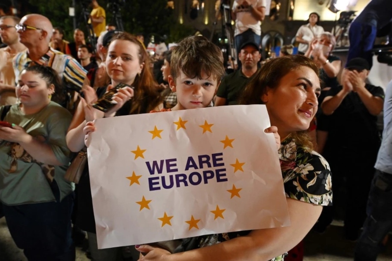 thousands of people gather in tbilisi to demonstrate georgia's commitment to eu membership