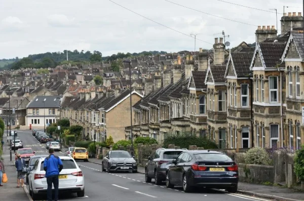 UK Housing Benefit cliff edge