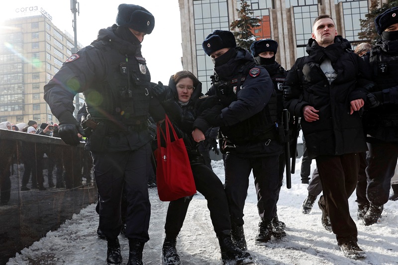 people gather to honour the memory of alexei navalny in moscow