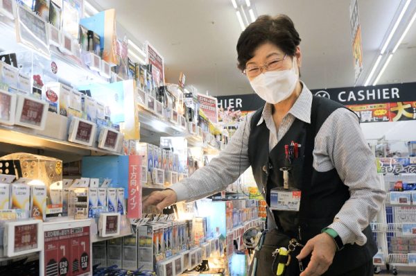 Japan's largest industrial union reported a substantial increase in average pay offered by 231 companies, covering both full-time and part-time employees, marking the most significant rise since 2013