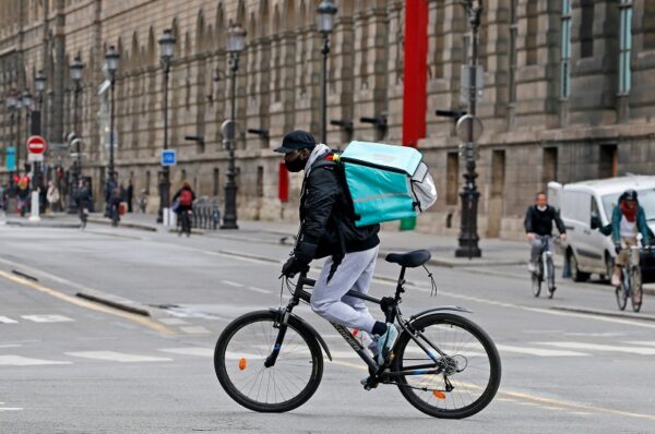 delivery and takeaway services : illustration in paris