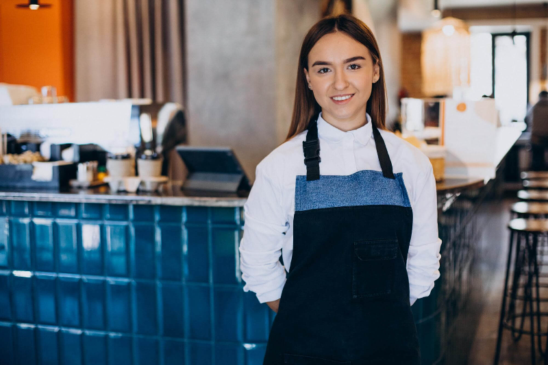 How much does a waitress make in an hour in the US without tips?