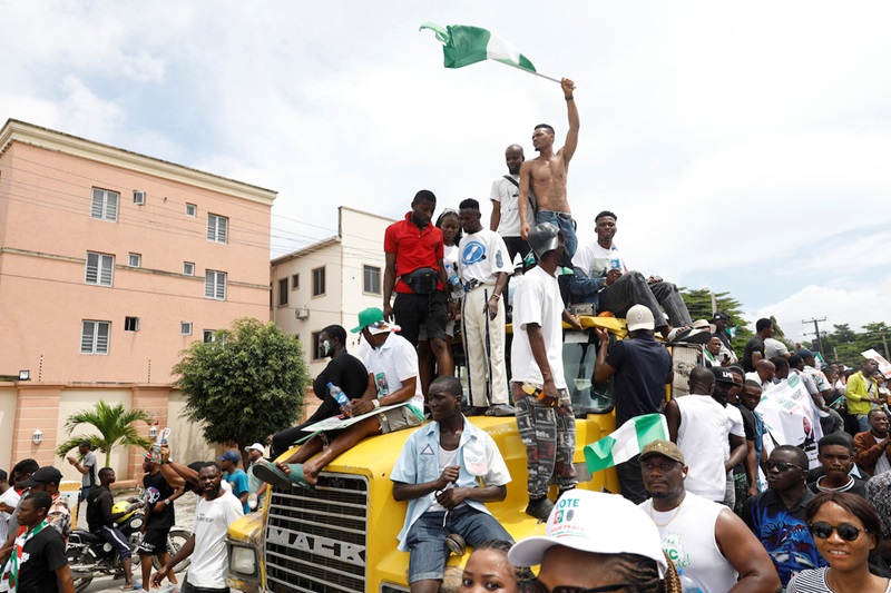 nairas 39 drop threatens job security for nigerian workers