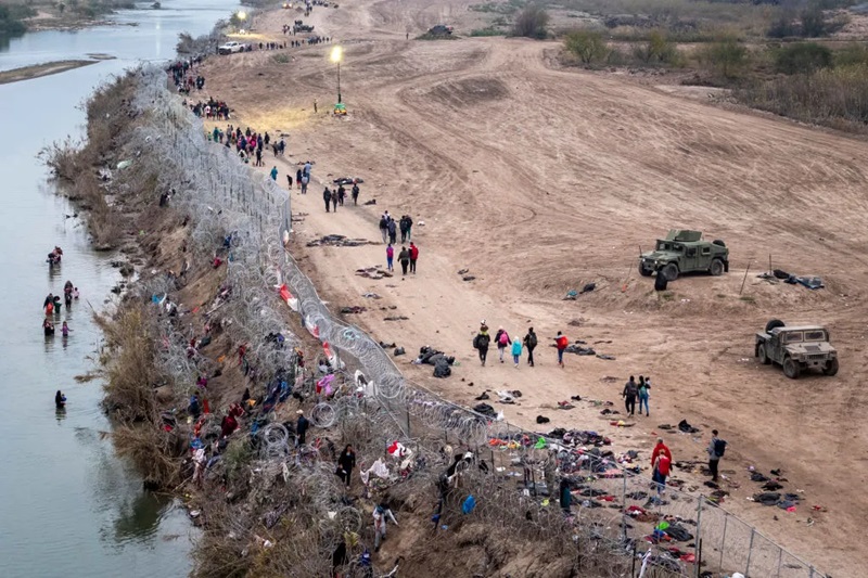 over 302000 migrants flood into us southern border in december